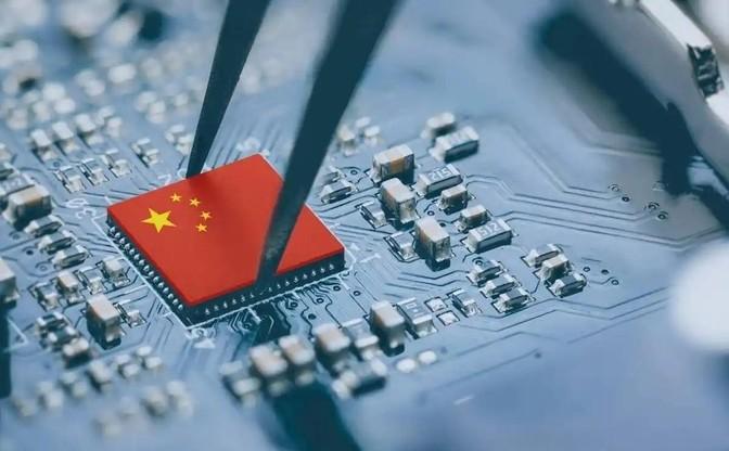 中美芯片之争，美国浪费了四年才发现自己上当了，在这四年中，中国采用你打你的，我打