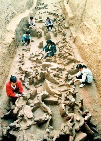 很多人以为殉葬就是把活人推进地宫，门一关，他们就哭几声然后等死。其实没那么简单。