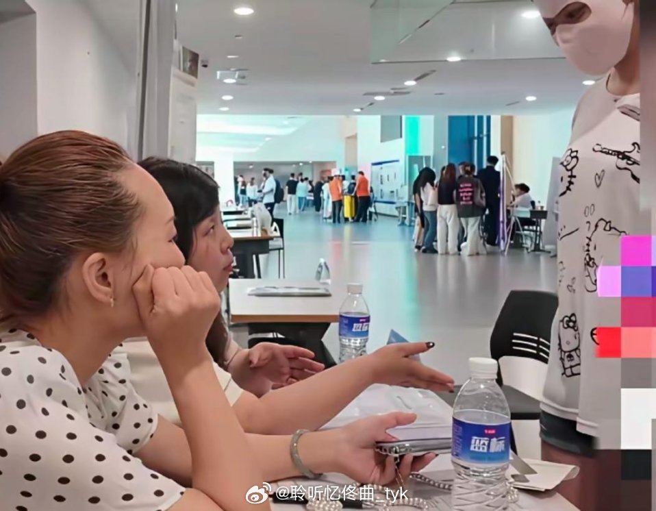 就这打扮，一点不尊重人，能面试上就怪了