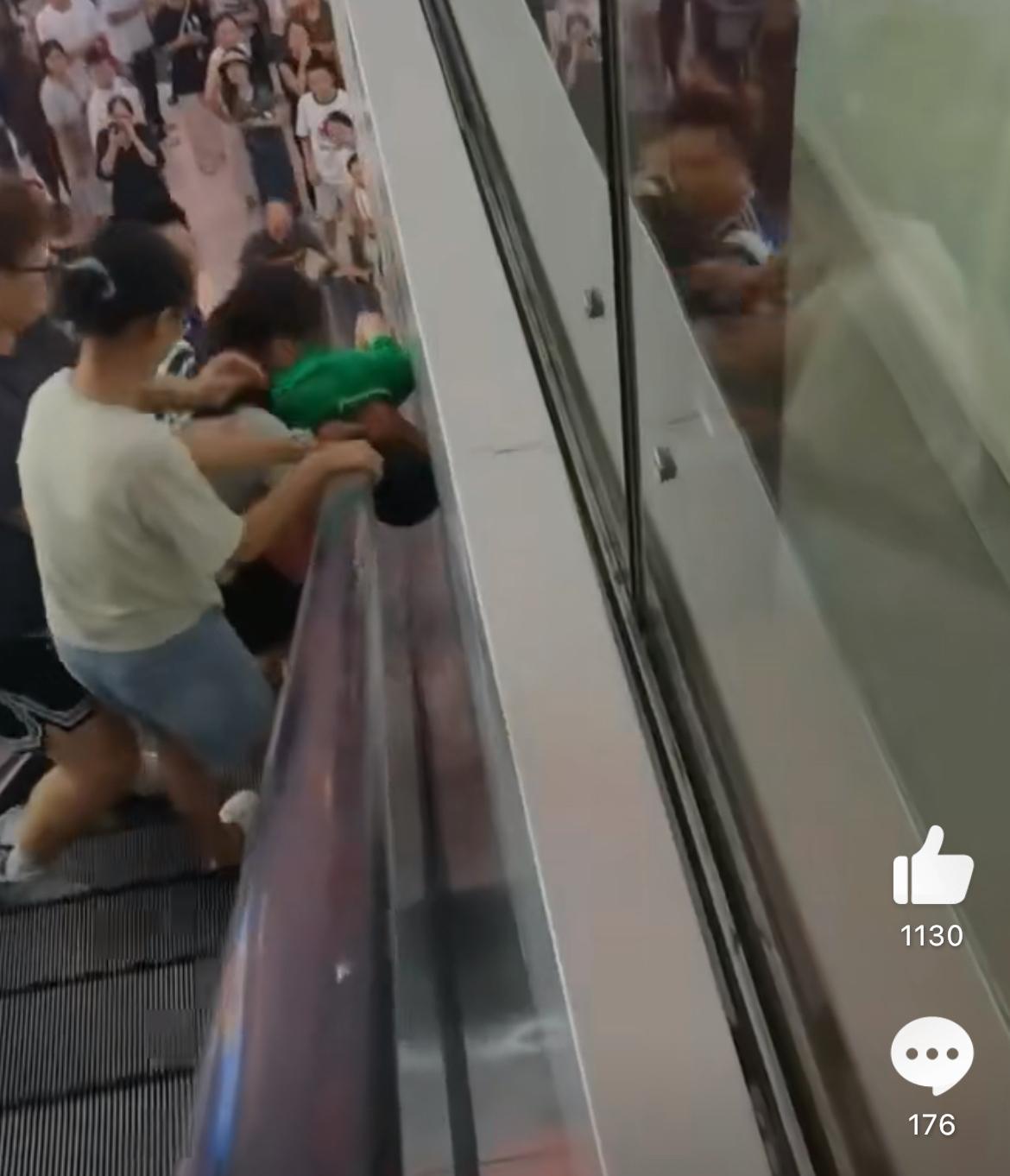 小孩被电梯夹头，险酿惨剧。到底头是怎么被卡到扶手梯的缝隙里去的呢？事发7月16日