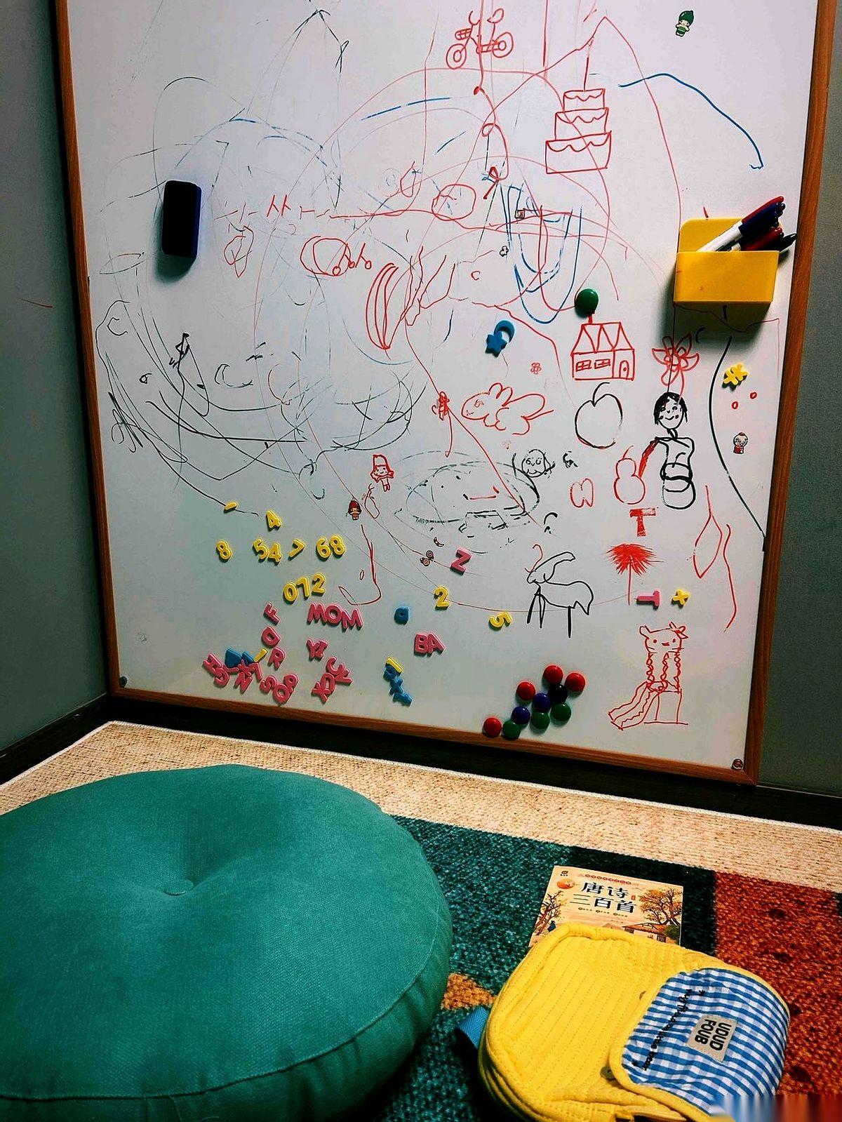 太魔幻了，真的。一边是指数红得发烫，天天喊着要上新台阶。另一边是我打开账户，