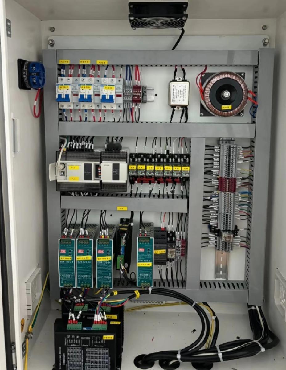 我同行就经常兼职弄点项目在家里整，白天公司上班，晚上在家里弄电箱，电箱弄好后拿到