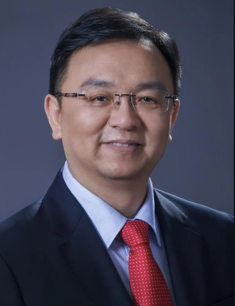 比亚迪总裁王传福说，他高中时回家要生活费时，他嫂子张秀菊，翻箱倒柜，兜里就几毛钱，嫂子一拍大腿，做出