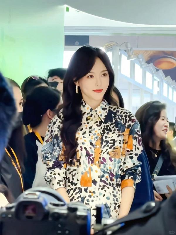 最近唐嫣在参加活动的时候穿了一身彩色的裙子，看起来靓丽又时尚，还很有青春活力之美