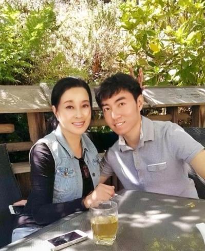 刘晓庆外甥方否认造谣对于刘晓庆外甥靖然造谣庆奶死亡一事，靖然和妈妈（刘晓庆妹妹