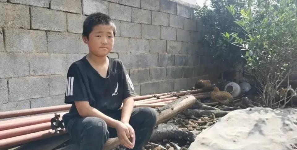 上个月，山西一10岁小男孩，父亲意外去世，母亲和叔叔争夺其抚养权，而男孩一句话撕