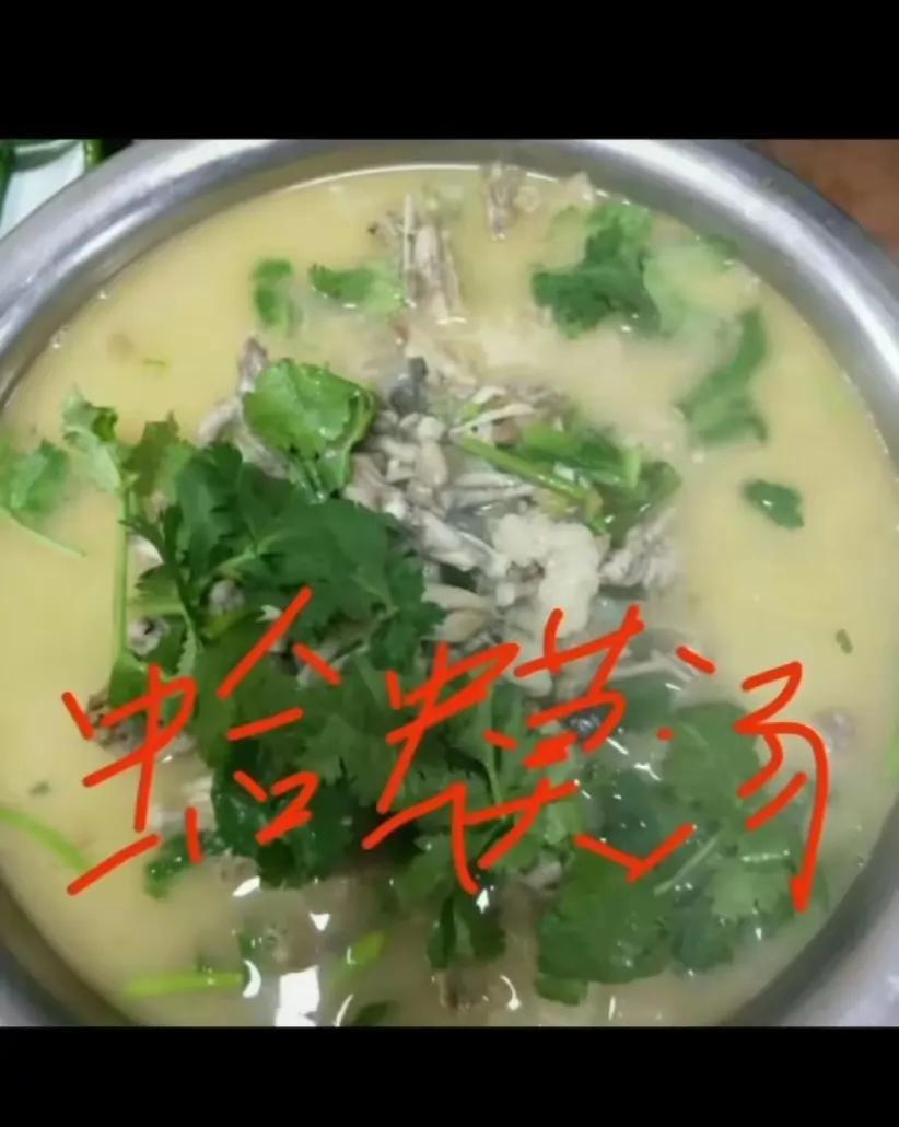 “扯淡的事干的挺专业！”山东临沂，一女子是餐馆老板，她拍视频，介绍了店里“蛤蟆汤