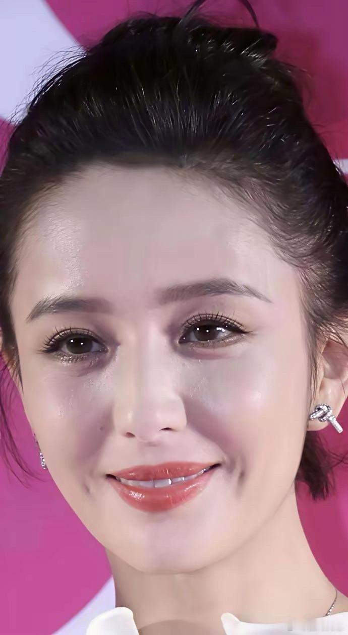 佟丽娅生图状态直接封神！五官立体精致，面部折叠度超高，骨相颜值真的无敌抗打！