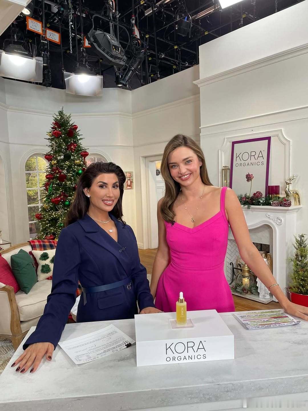 MirandaKerr米兰达可儿再一次做客QVC电视购物频道宣传自家护肤品牌k