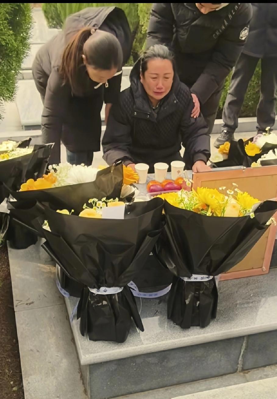 小年来临之际，烈士周昆训的妻子王佳带着儿子来到革命烈士陵园祭奠烈士。周昆训离开已