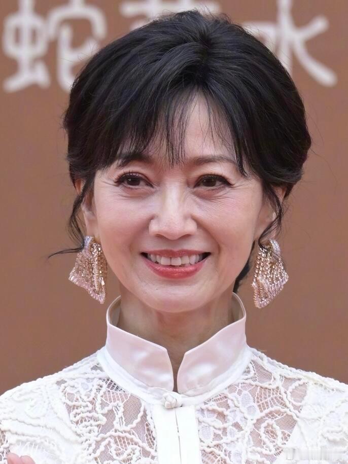 赵雅芝吸氧，七十多岁了，片场被拍到一边吸氧一边工作的画面，这让网友非常震惊！像她