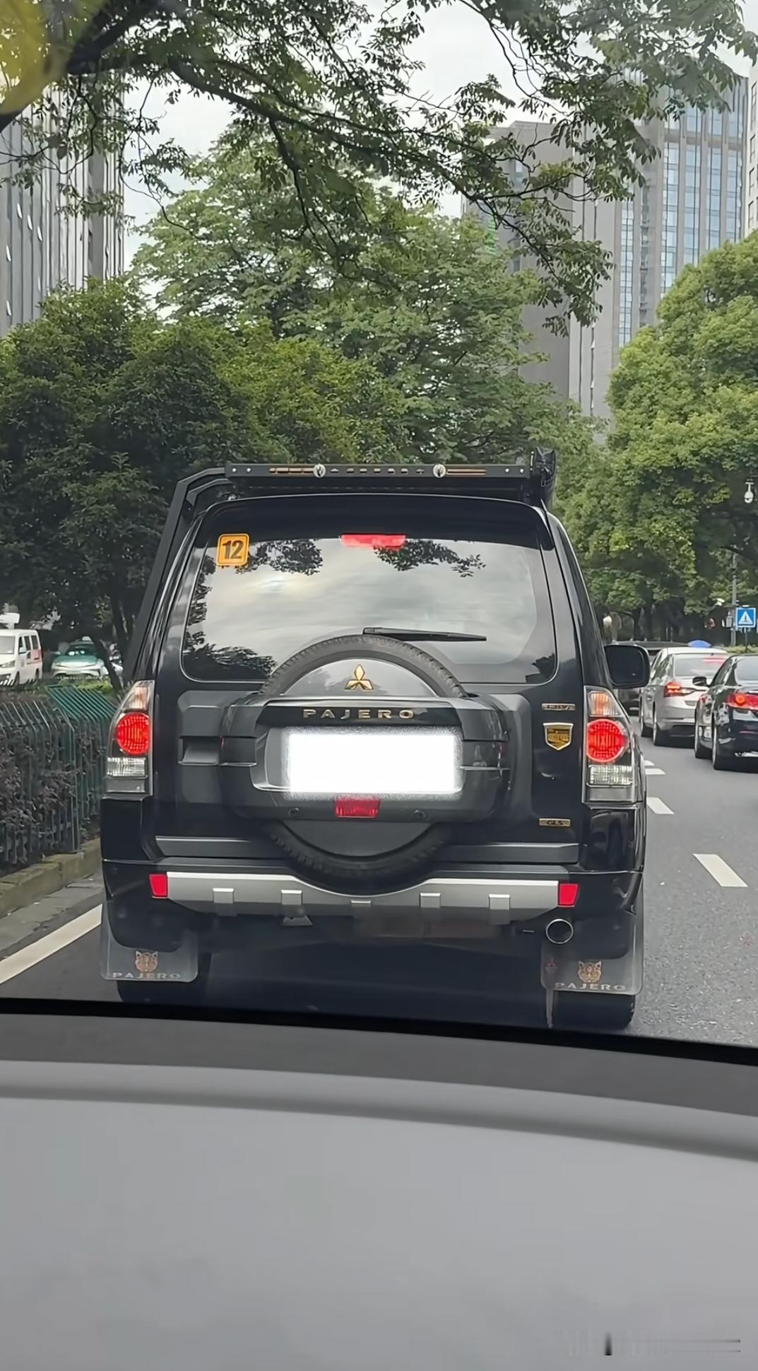 三菱帕杰罗20年前真正的越野车，好像是成龙电影里经常出现。三菱汽车已退出中国。