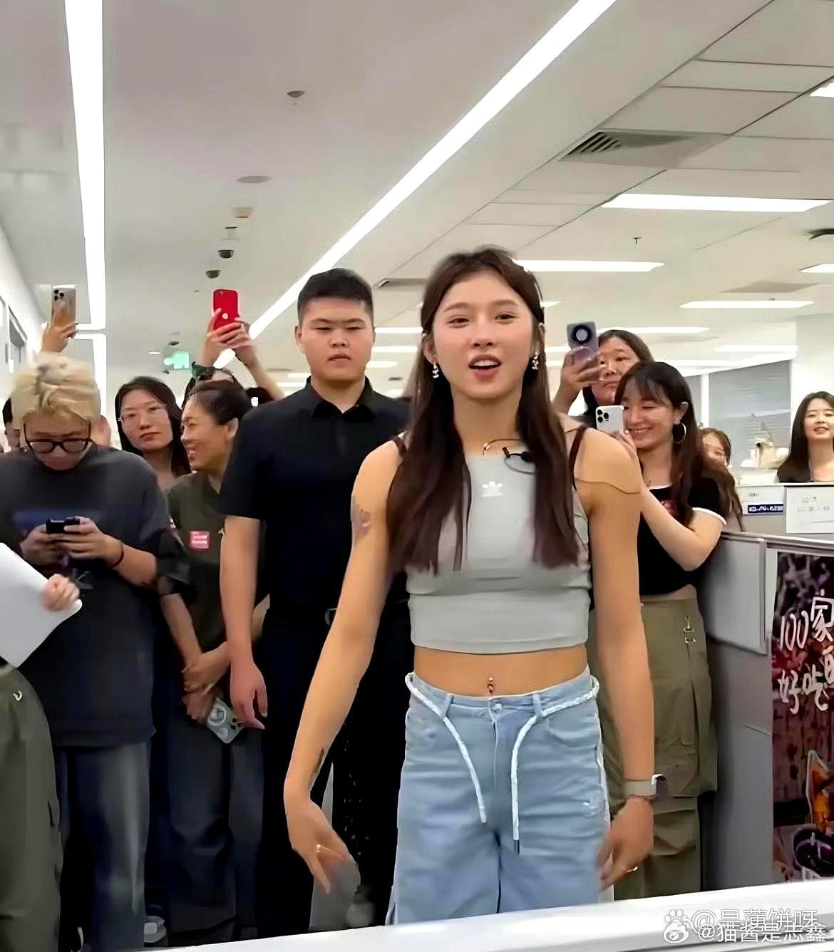 没想到吴艳妮现实中的体格这么壮，甚至比很多男人都壮，运动员果然不一样。镜头拉近，