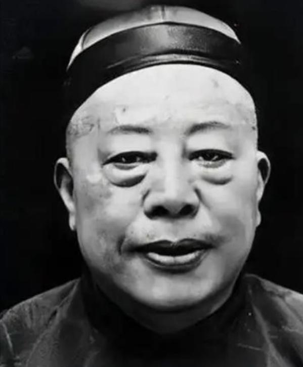 1922年,54岁的黄金荣如愿迎娶24岁的露兰春。新婚夜,露兰春就哭着说:“你个