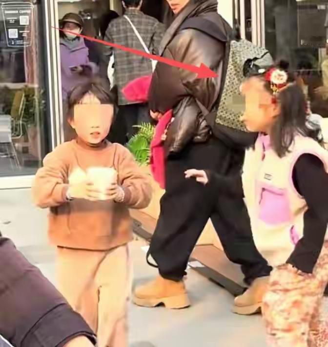 女孩打翻水杯后续：警方介入，涉事母女现场未道歉，官媒一锤定音在警方介入这起女孩打