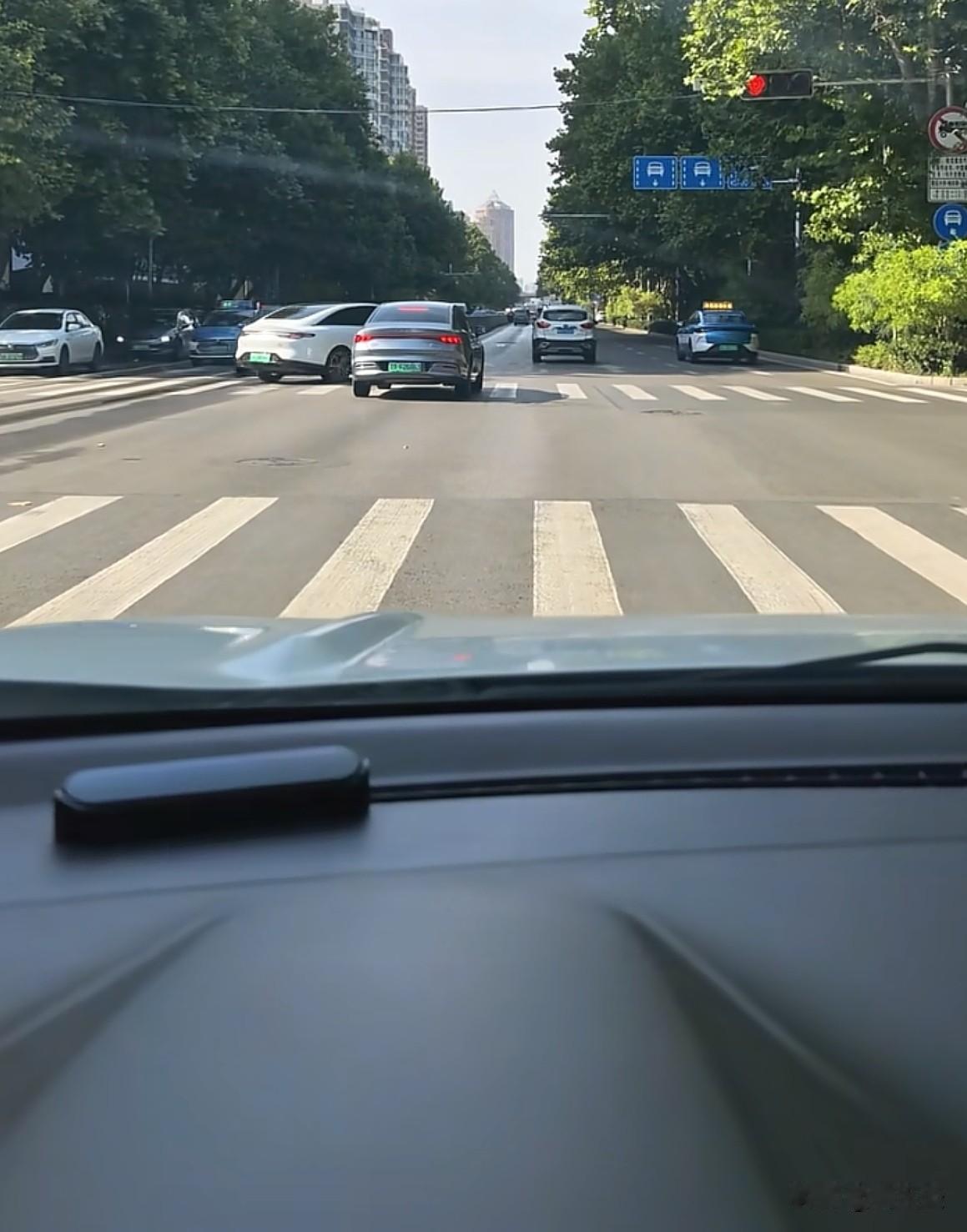 一姐妹闯红灯被罚，她去找交警叔叔申诉。交警幽默科普：电子眼三连拍判闯红灯，第