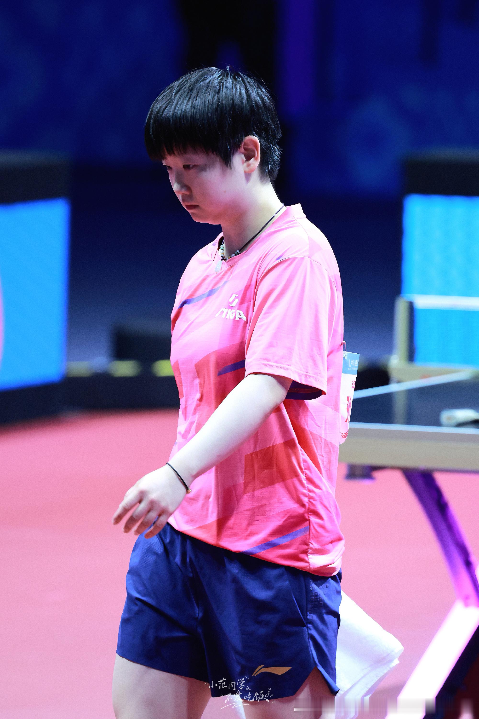 脸蛋和衣服一样粉扑扑的，孙颖莎穿粉色好好看诶孙颖莎