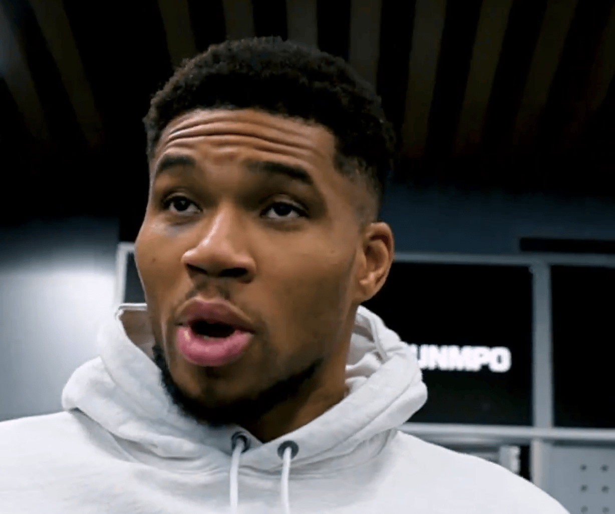 见义勇为! 字母谈眼部淤青: 在超市制服抢劫男子时被打到