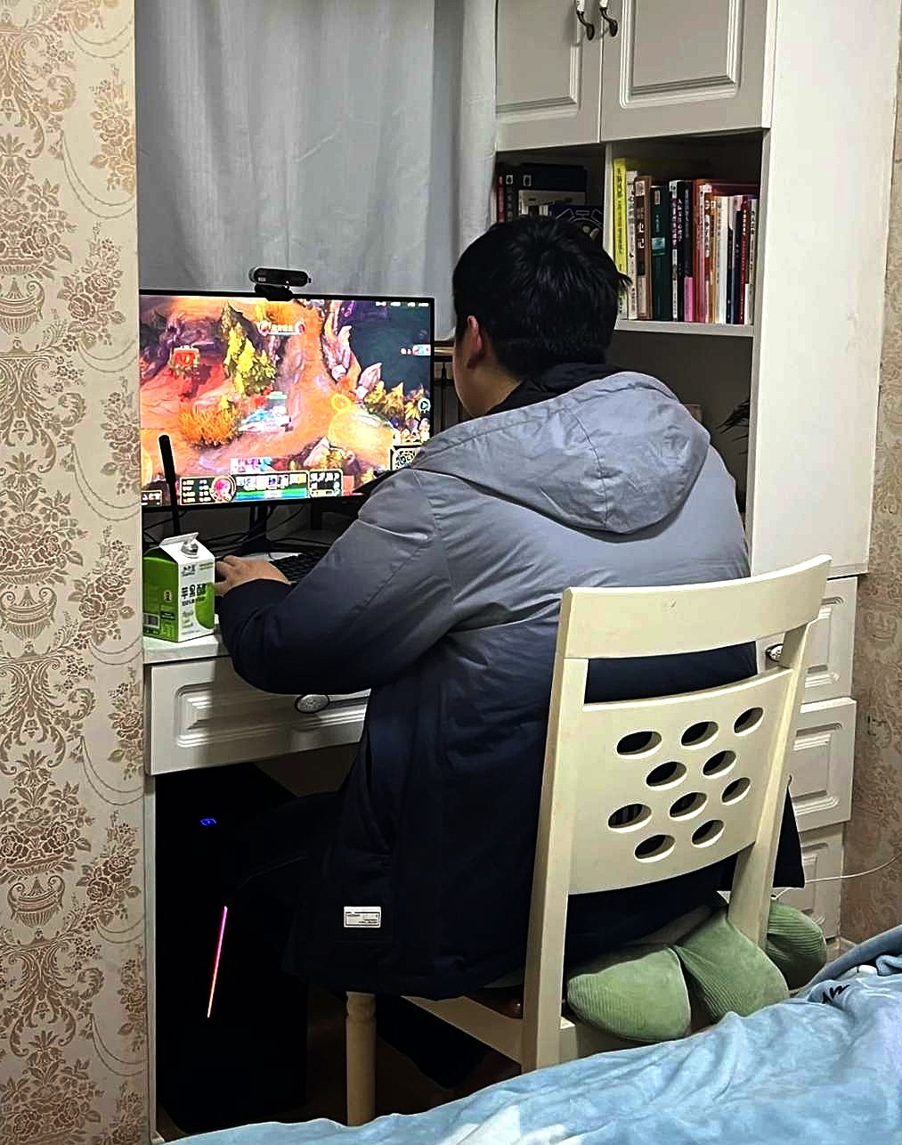 这样下去真废了！我四姑家的一个哥，30多岁了，不上班不社交，光棍一个，天天就是打