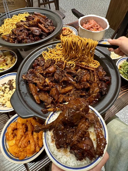 不愧是鹿晗提了100次的黑鸭煲……😅😅😅