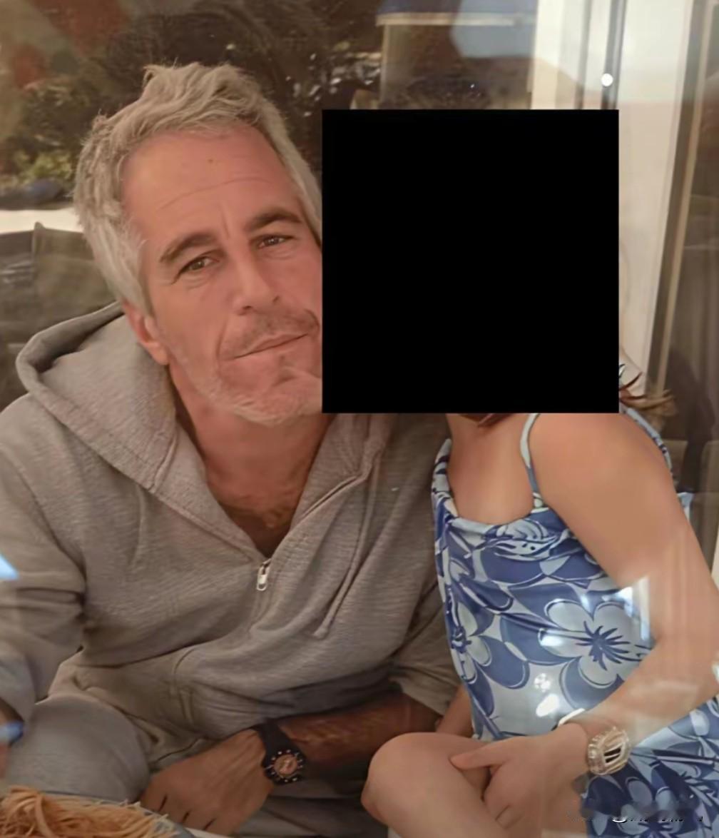 看着照片里的小女孩，目测不过十一二岁，本该在校园里嬉笑打闹，却被卷入了爱泼斯坦