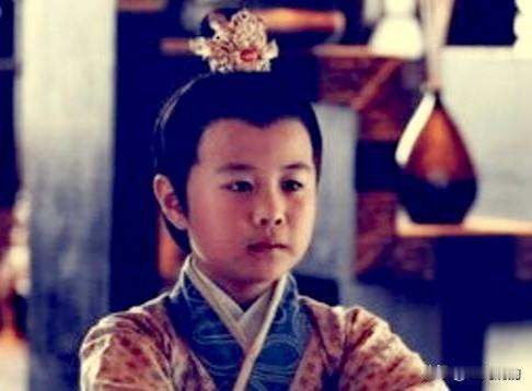 1470年，大明皇宫深处，一间不到十平米的冷宫暗室里，一个女人咬着被角拼命忍住叫