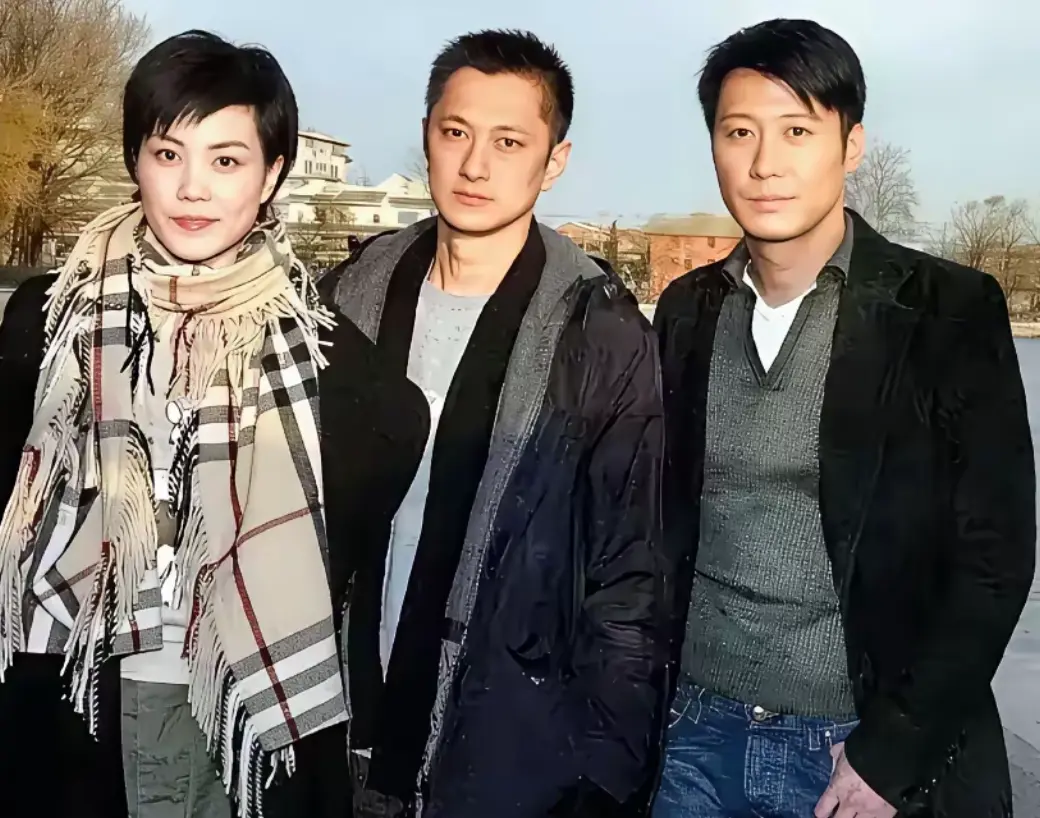 你知道黎明和王菲中间的男子是谁吗？