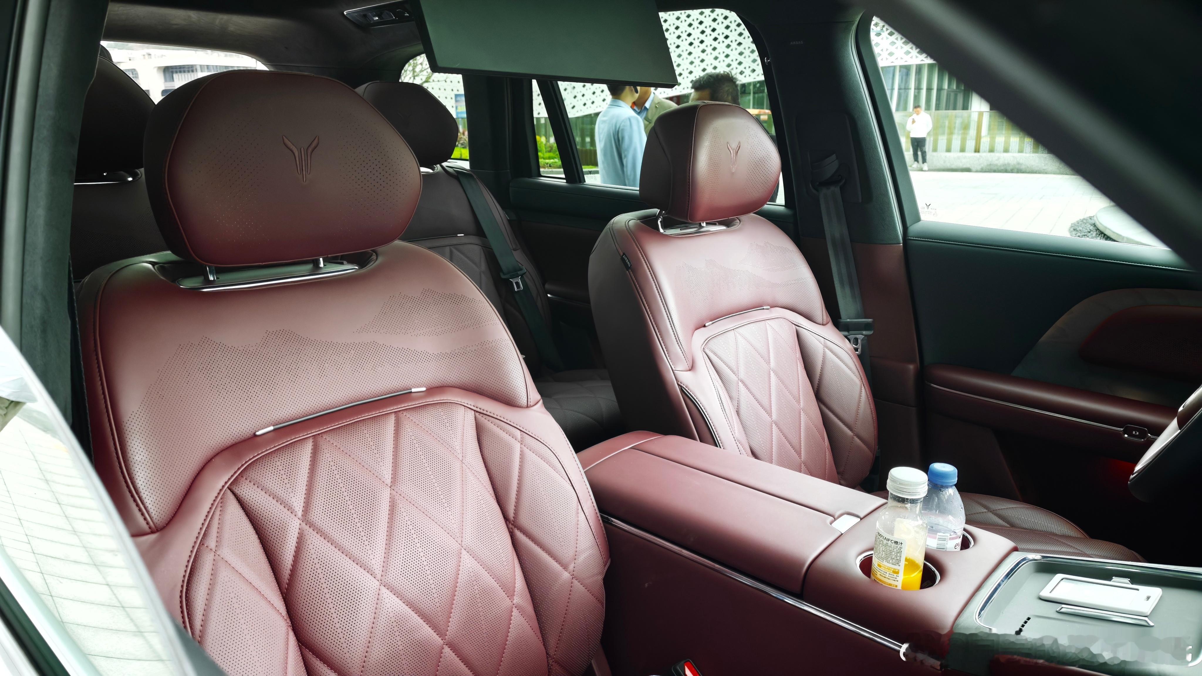 岚图泰山发布会已经开始，一会就要订车了，内饰有暗红色乳白配棕黄，棕黄色，还有黑色