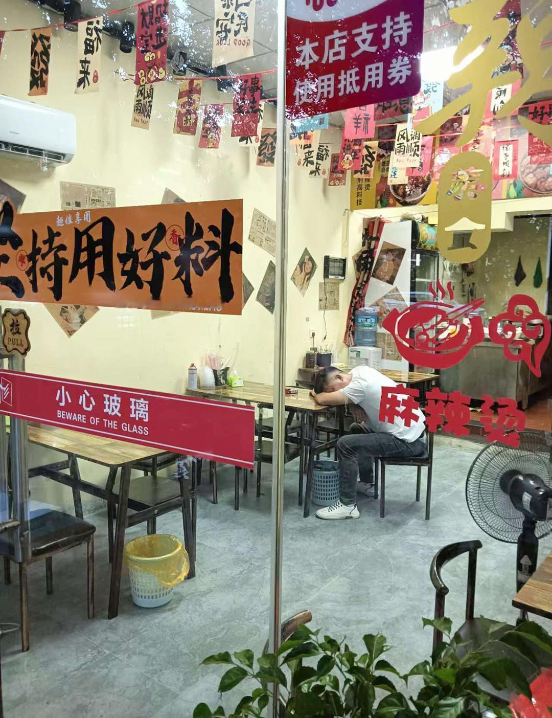 没想到现在餐饮的生意这么难做，我朋友开了一家麻辣烫小吃店，下午六点正是用餐的高峰