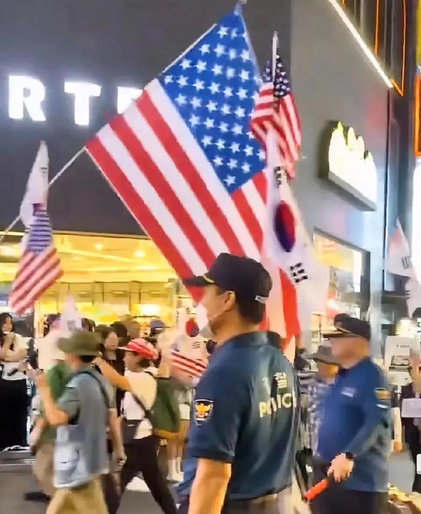美国人不理解，为什么韩国人拿着美国国旗反对中国。其实没什么奇怪的，韩国人过国庆