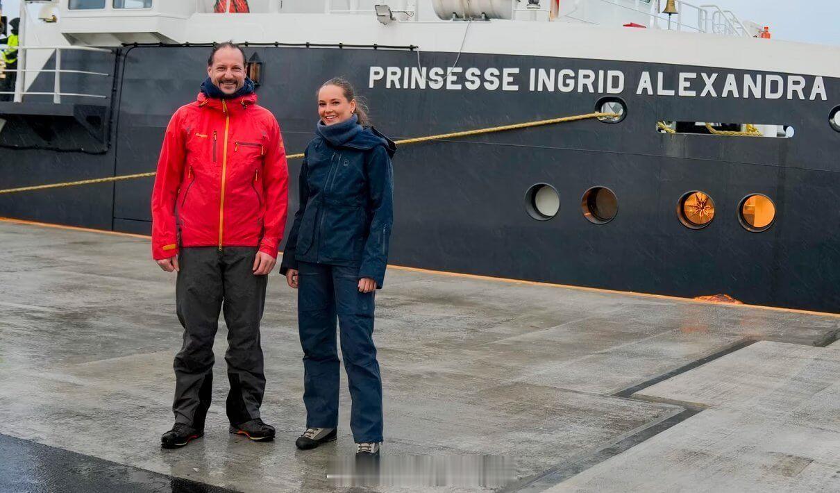 12.8挪威王储哈康和闺女英格丽德-亚历珊德拉公主乘科考船在奥斯陆峡湾进行了一
