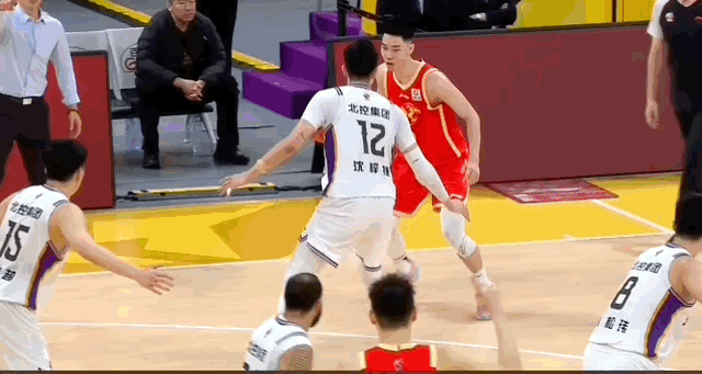 朱俊龙末节14分，偷走了孙铭徽的技能包，各种神仙球三分命中，杀死比赛悬念。广厦男