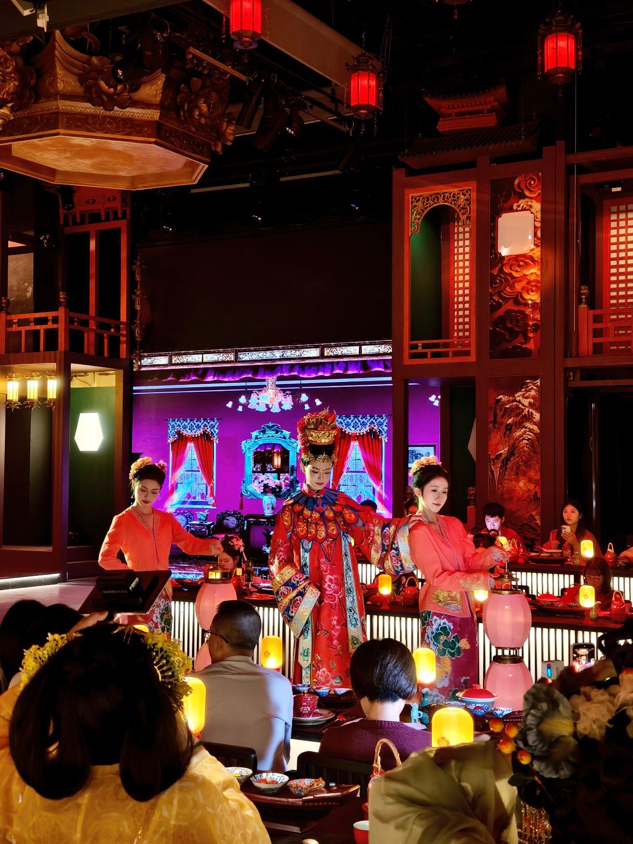 广州新晋戏精聚集地，换装吃饭看戏一条龙。文旅+餐食还能这么玩，广州终于...