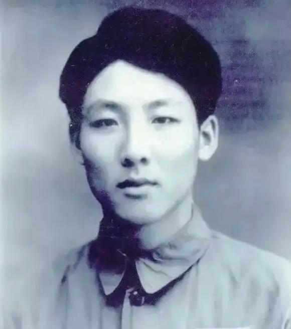 1950年的正月十五，哈工大食堂做了红烧肉，一个男孩决定吃完这一顿美餐回家。谁知