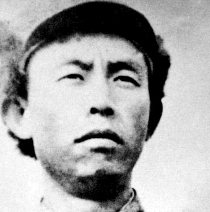 1953年，《人民日报》史无前例地登出一则寻人启事，领导们惊讶地发现要找的竟是一