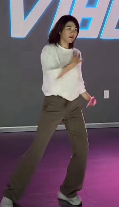 杨天真现在瘦的估计就是100多斤儿了。瘦去了一半的体重。这个人真的是狠人