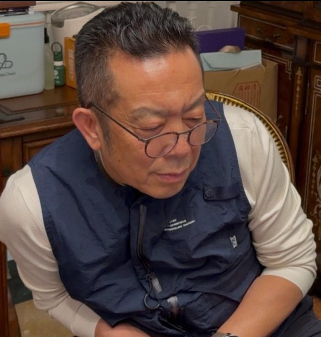 在他看来，明明西贝实打实做食材，冷冻西兰花是为了锁鲜保鲜，成本比鲜菜还高，结果被