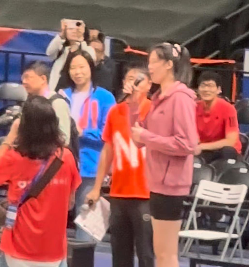 果然还是妹妹李盈莹的粉丝更多啊，今晚上中国女排香港站，举行女排训练活动，还有队员