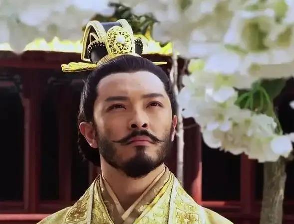 太子杨勇被废后，每天爬到树上朝着皇宫的方向大喊：“父皇，我冤枉啊！”有一天，隋文