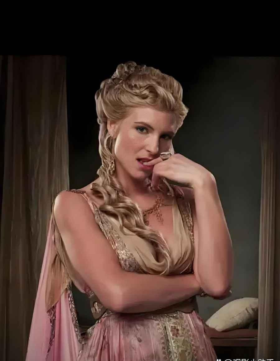 新《斯巴达克斯》肌肉猛男剑劈残影，你刷弹幕却满屏“想她”——15年前砸酒杯骂娘的