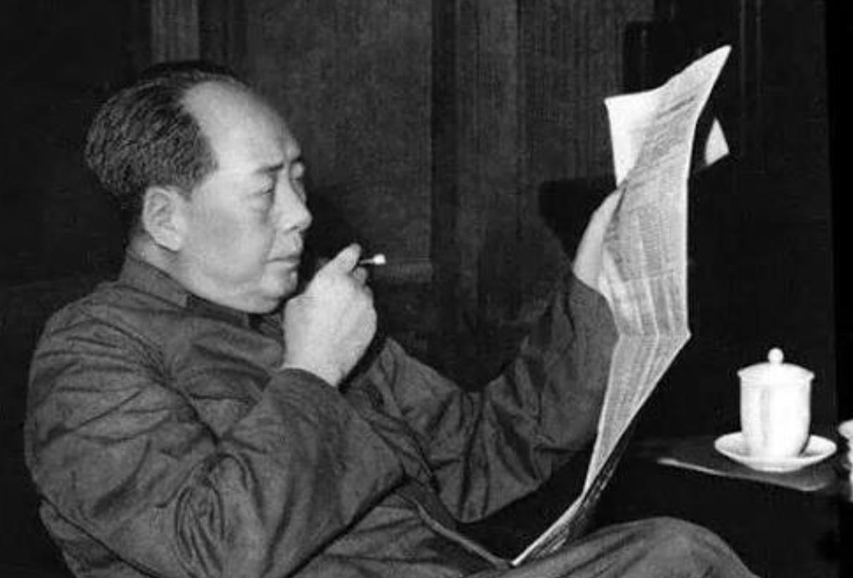 1969年，中南海游泳池召集会议。伟人在开会时，看到了正在抽雪茄的李先念，李先