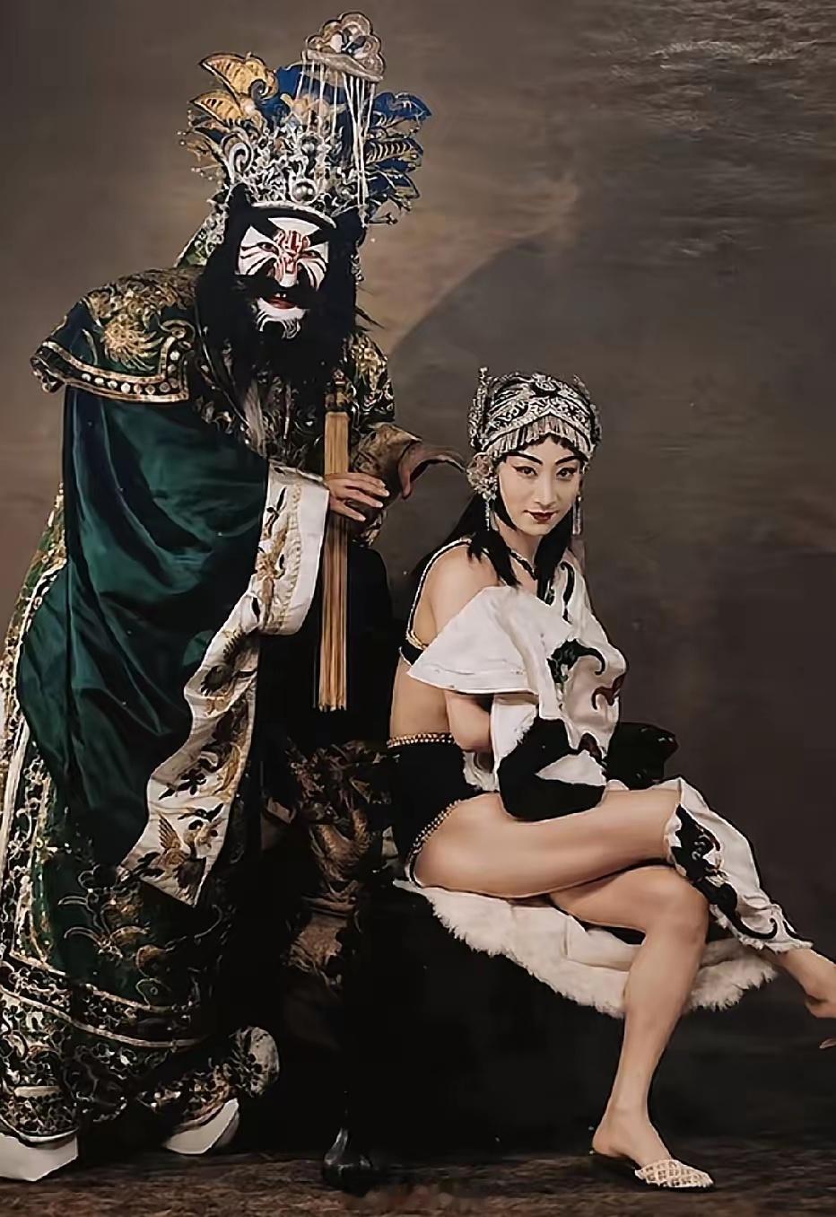 20年代，京剧《封神榜》纣王与妲己的一张剧照,太惊艳了，此剧当时由周信芳和小