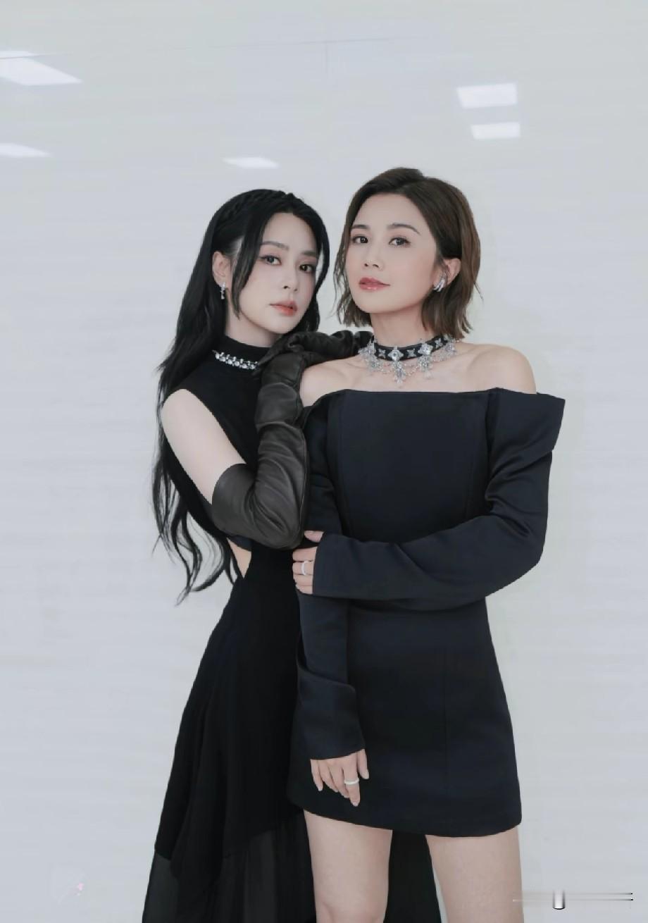 Twins同框大片释出！一袭黑衣气场拉满，相伴二十余年依旧耀眼英皇娱乐释出