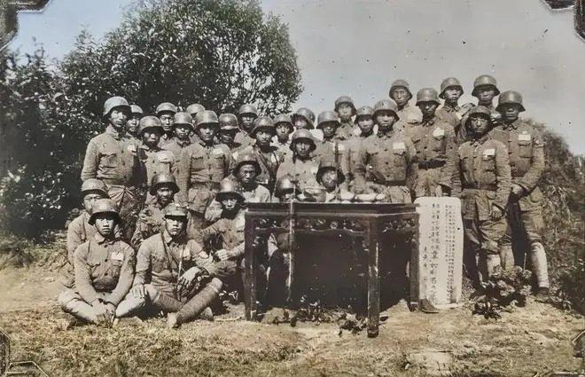 这一张照片让人泪奔，镜头中是1937年的淞沪战场，那会儿阵地上的硝烟还没完全散干