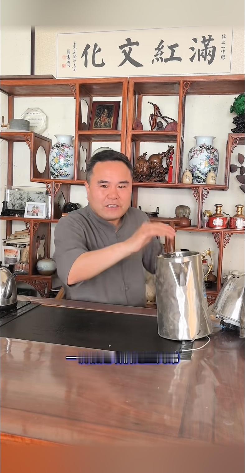 河北沧州狠人，李满红把自家的水壶全砸了。他说，盟兄弟算个淡，对着盟兄弟张口就说