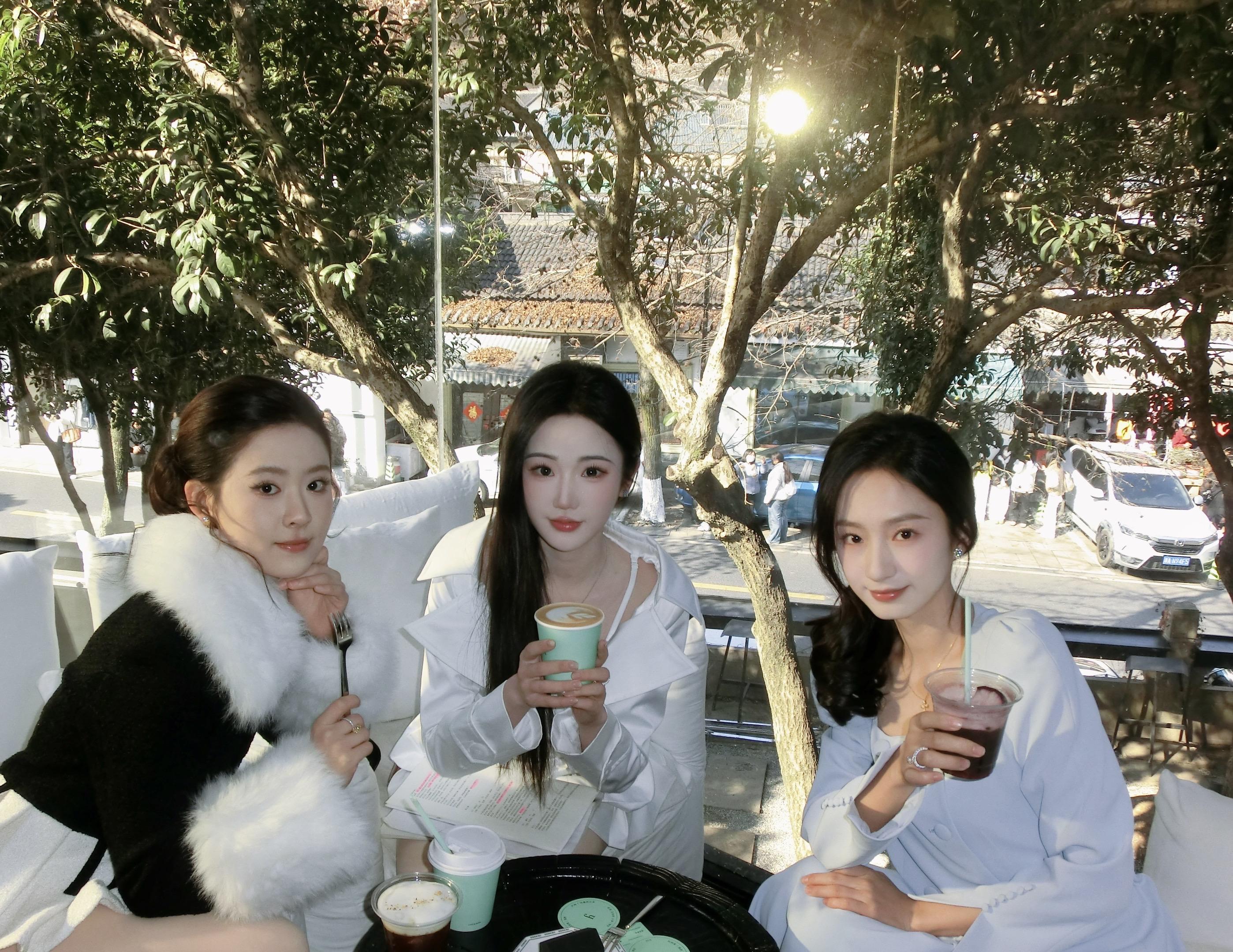 男人都闪开！不要影响我们姐妹下午茶☕️。