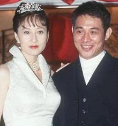 1996年，李连杰慌忙地冲进向华强的办公室，对他说：“强哥，借我1200w，我现