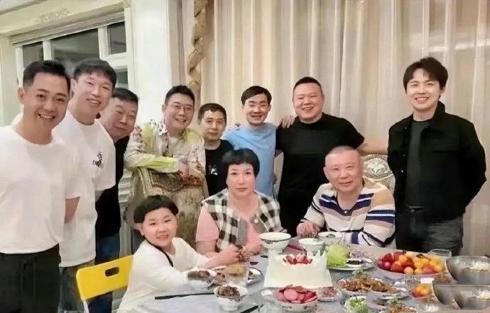 郭德纲家宴的这张照片，郭麒麟主打就是一个情商高！如果他坐着，那么只有他四个是一