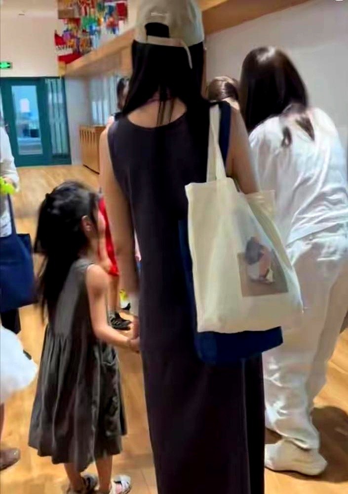 赵又廷跟黄晓明倒苦水，抱怨女儿长得太像自己了。高圆圆直接补刀，说闺女简直就是“扎着小辫的赵又廷”，连