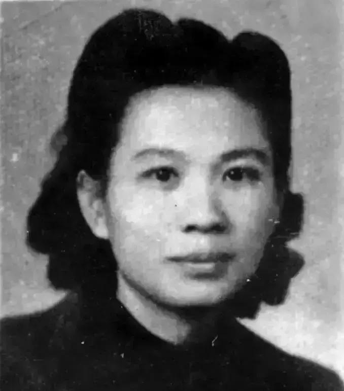 1949年，重庆市长杨森让特务将身为地下党的亲侄女秘密拖上汽车，特务从后排拿出绳子套在她脖子上：“大